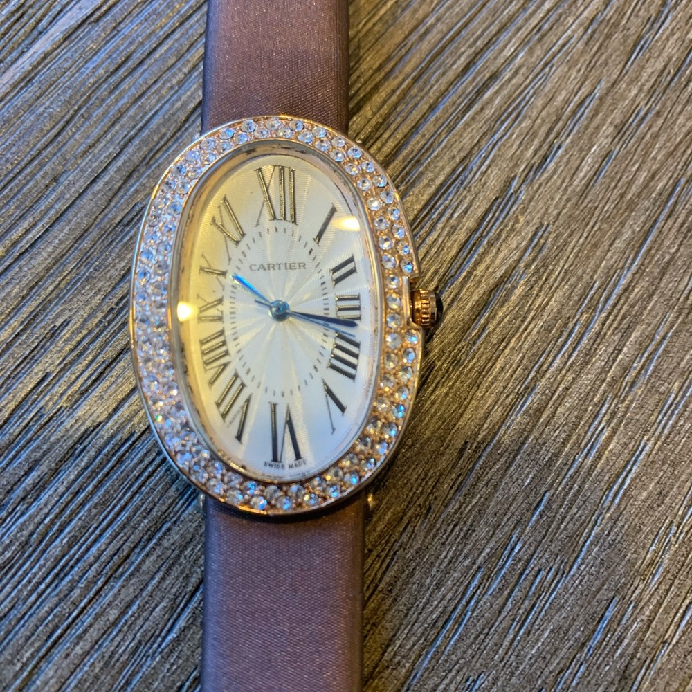 Vintage CARTIER
Baignoire Watch with diamond bezel and sapphire side dial.